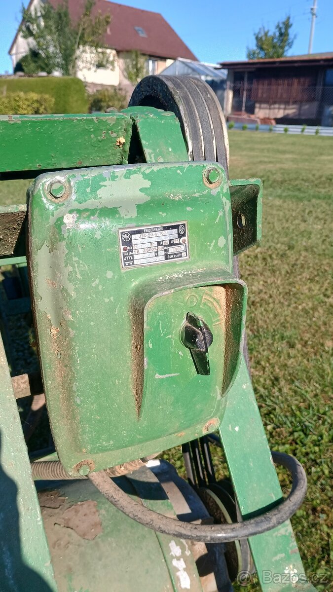 Prodám cirkulárku s kolébkou a stolem - 7