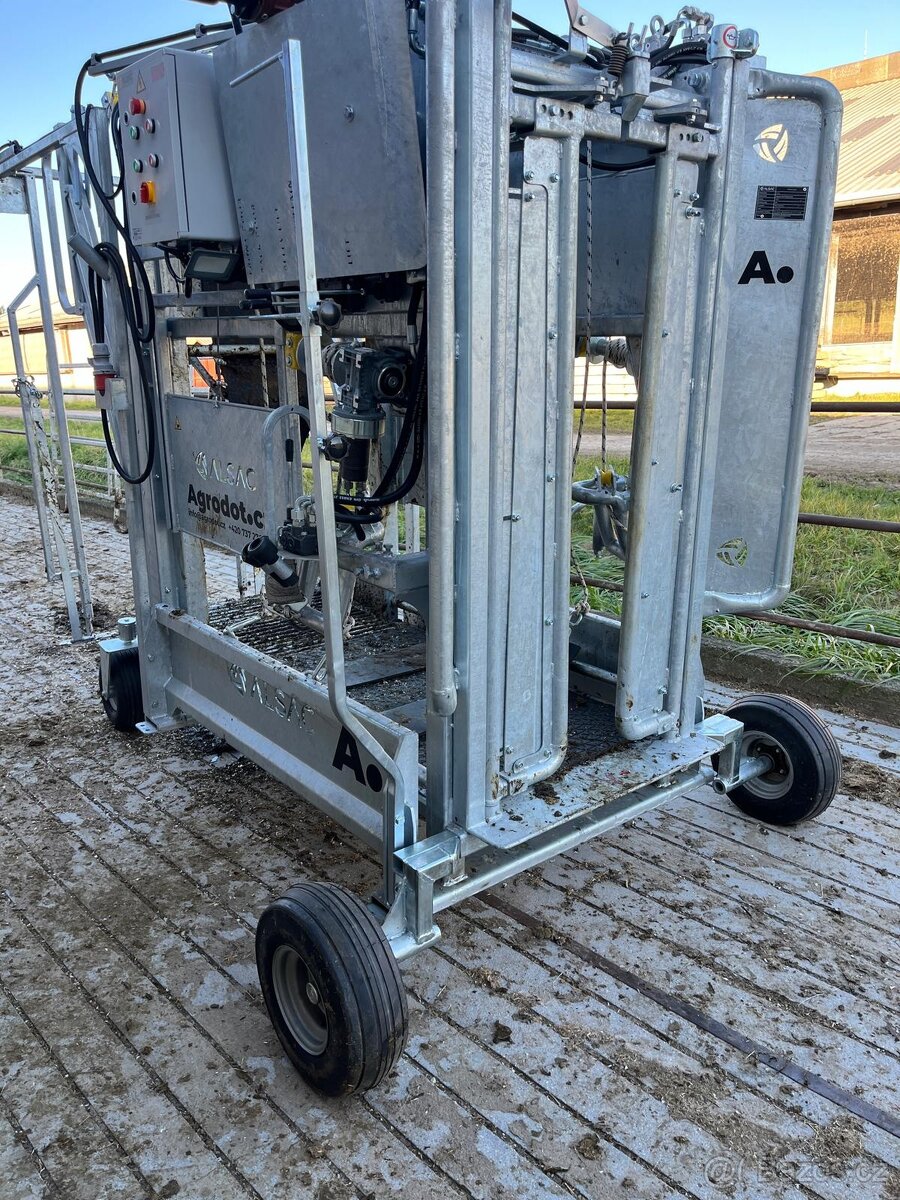 Hydraulická paznehtářská klec - 7