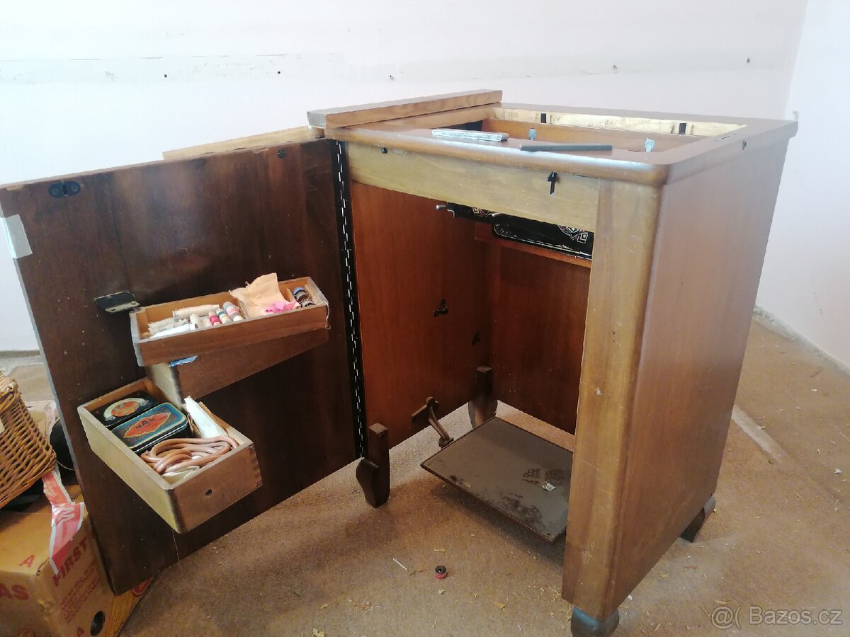 Šlapací šicí stroj Lada - 7