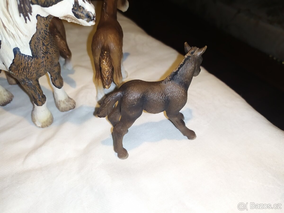 8. Schleich koně Tinkeři + Camarské hříbě - 7