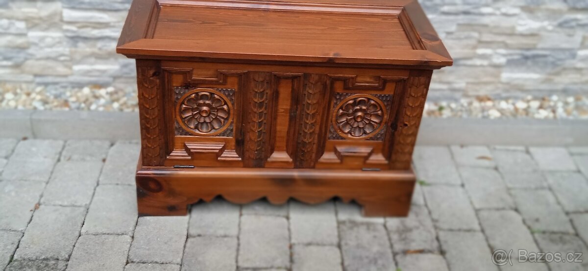 Dřevěná vyřezávaná truhla - 7