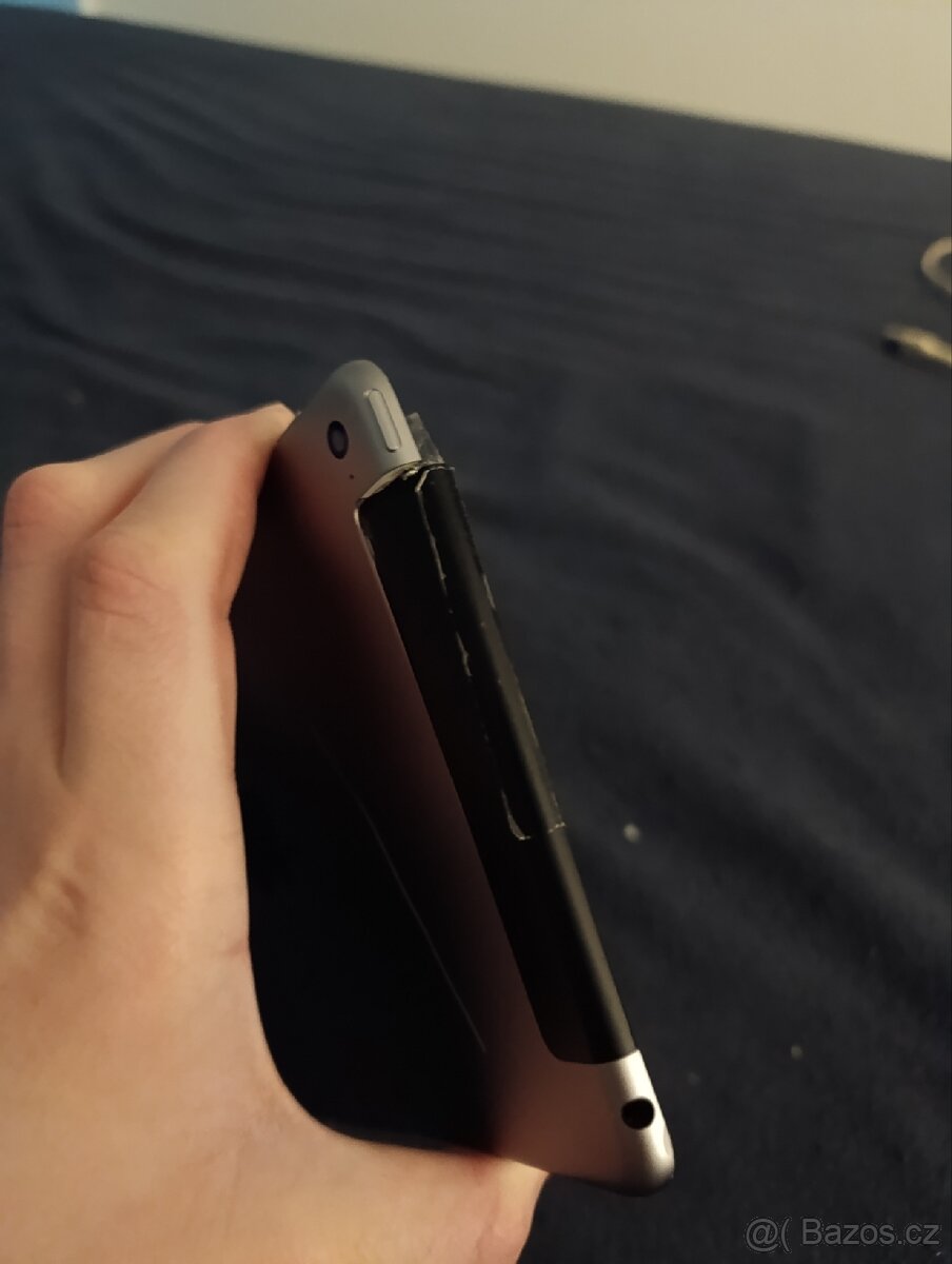 Popraskaný iPad 4 mini - 7