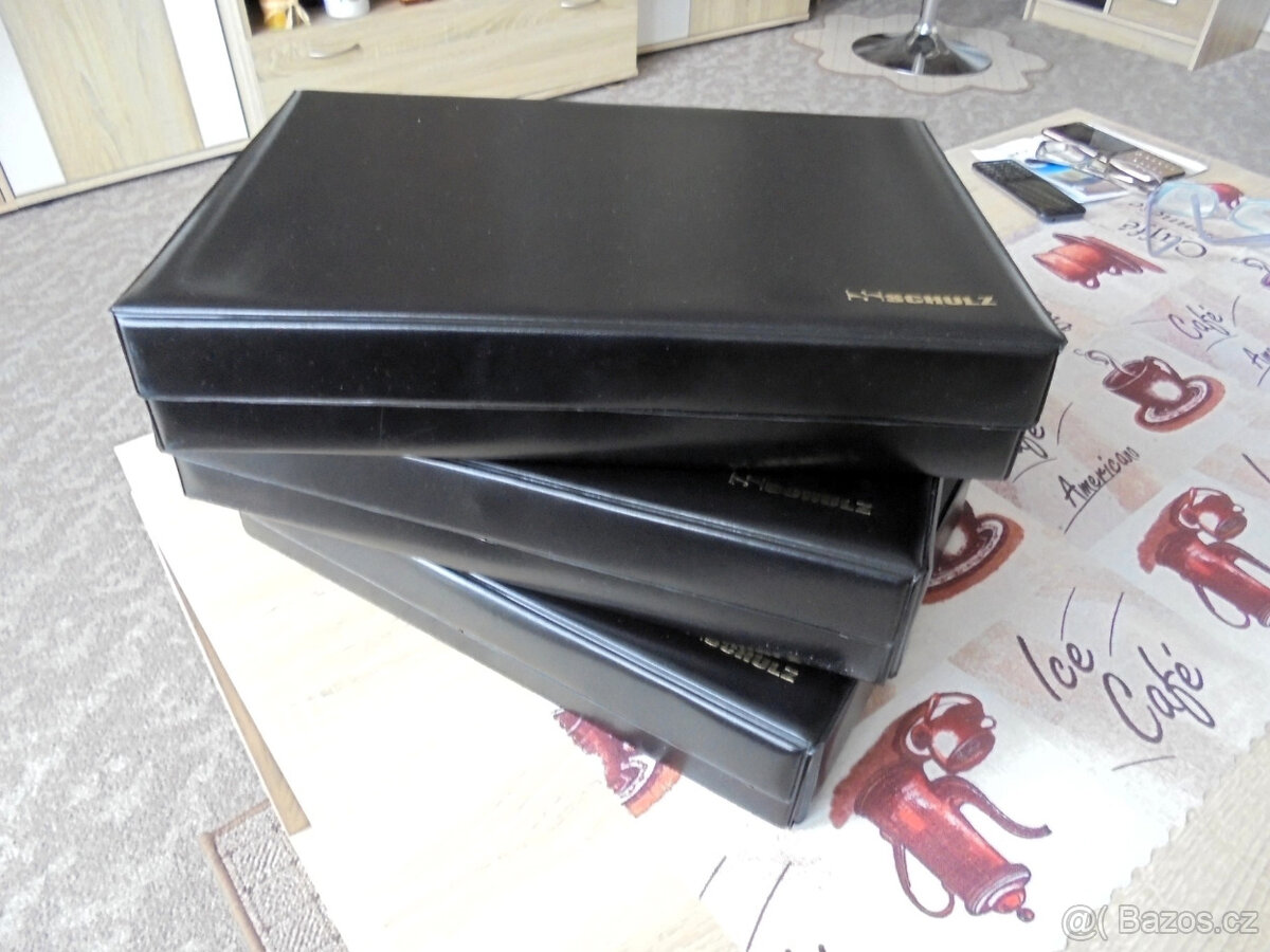 Kufřík a zásuvky na mince. - 7