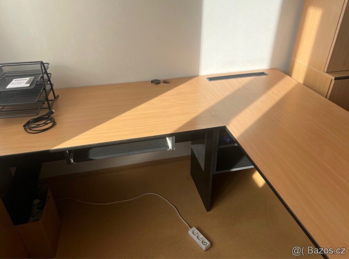 Rohový kancelářský stůl ve tvaru U - 7