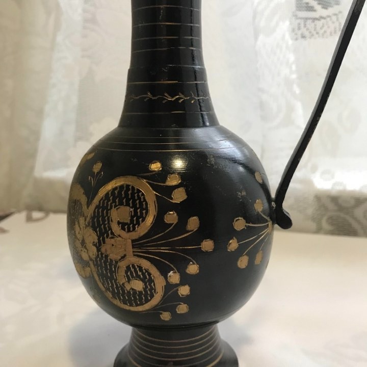 Černé tepané karafy, váza a vintage - 7
