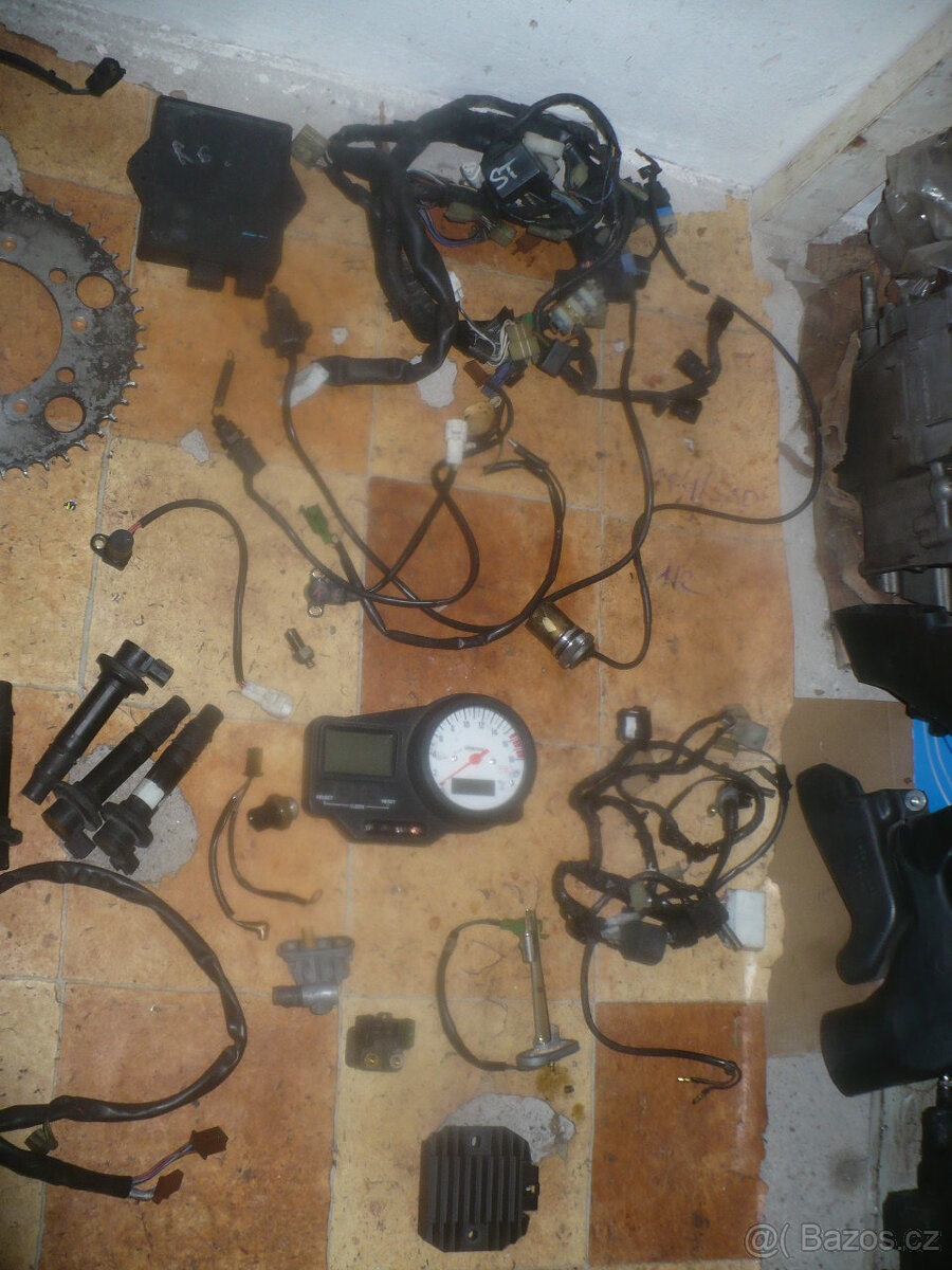 Yamaha YZF 600 R6 r. 99- díly - 7