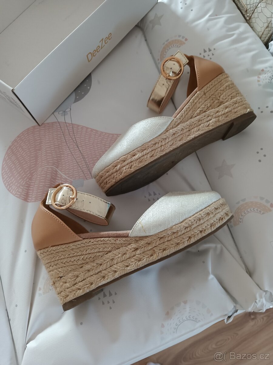 Nové sandálky na klínku DeeZee vel. 37 - 7