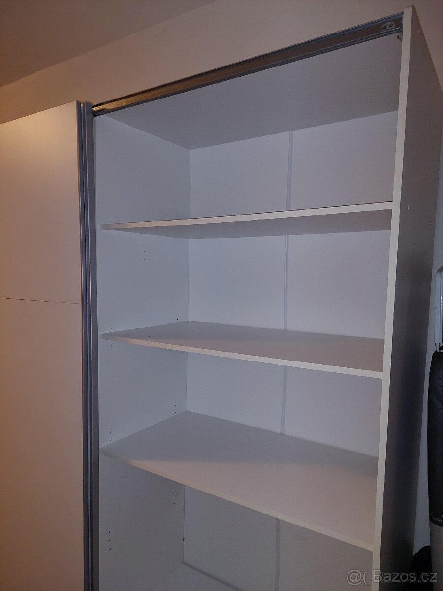 Skříň bílá s posuvnými dveřmi - 7