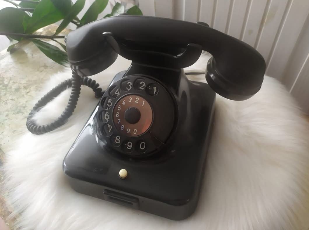 Starý bakelitový telefon - 7