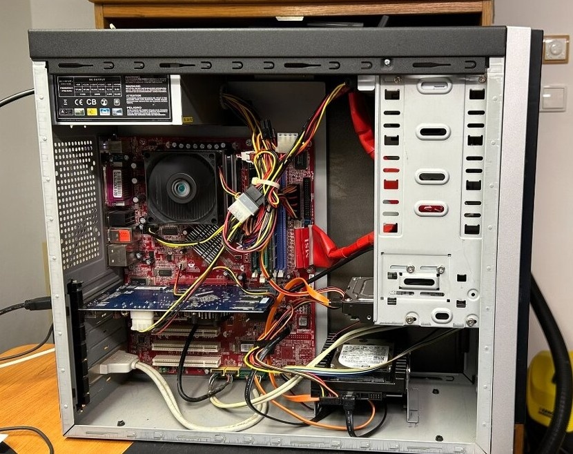 Historické Pentium 4@3.0GHz HT, 2GB RAM, 2x rychlé HDD - 7