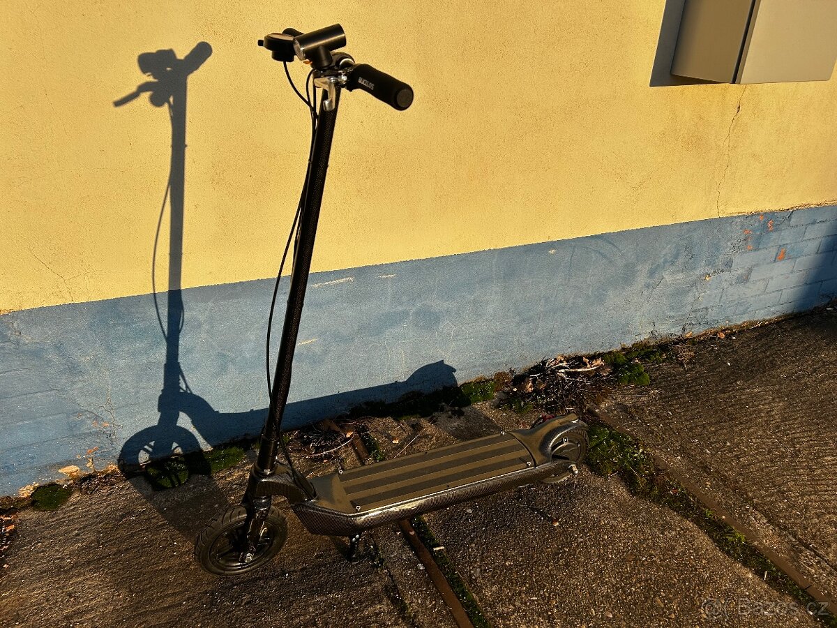 karbonova elektricka kolobezka - 7