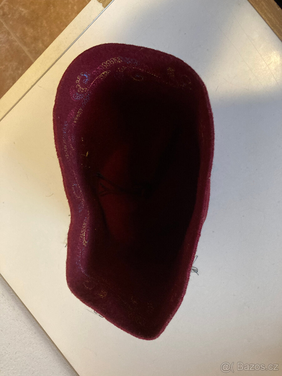 Fez, pokrývka hlavy, vyšívaný za 800 kč - 7