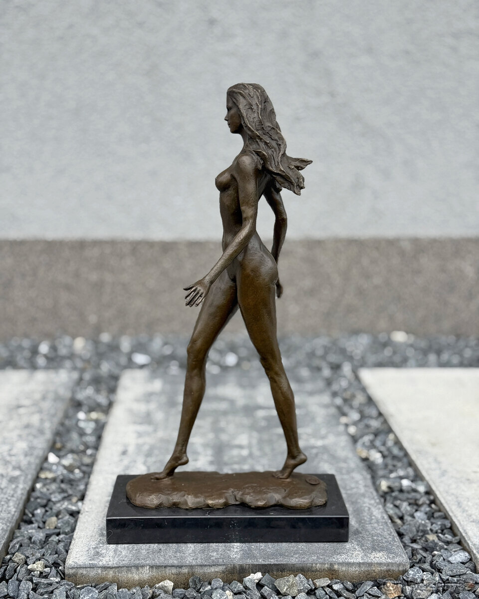 Exkluzivní bronzová socha Žena v kroku umělecký dekor - 7