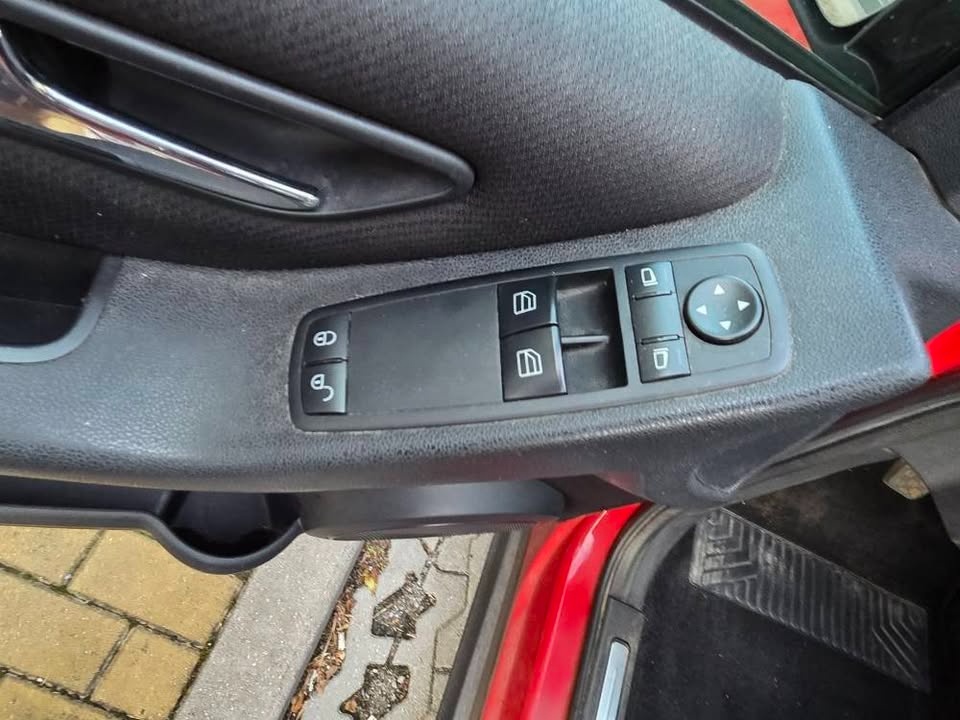 Mercedes Benz A170 elegantní vůz - 7