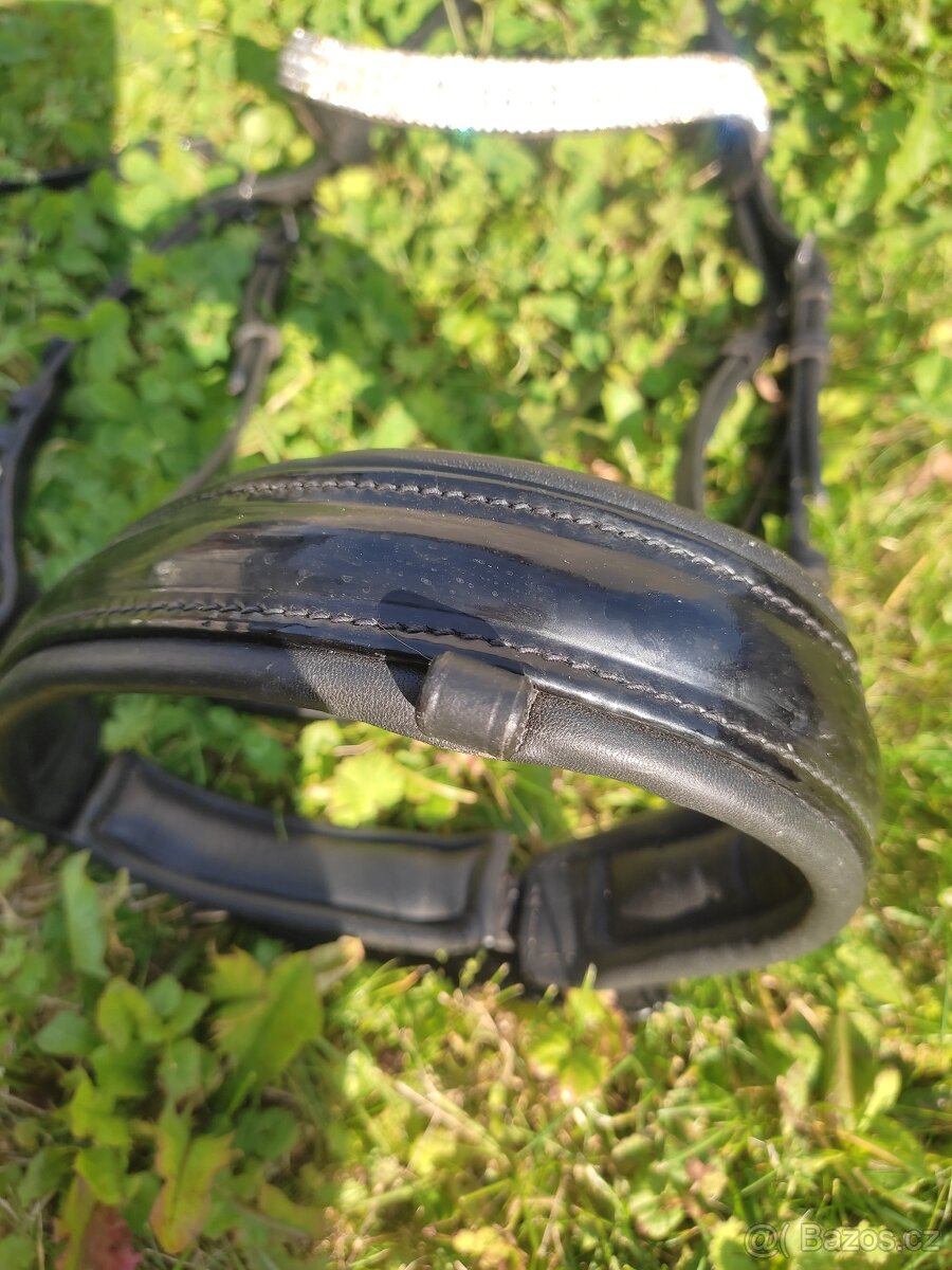 Černá lakovaná uzdečka s 5ti řadou kamínkovou čelenkou - 7