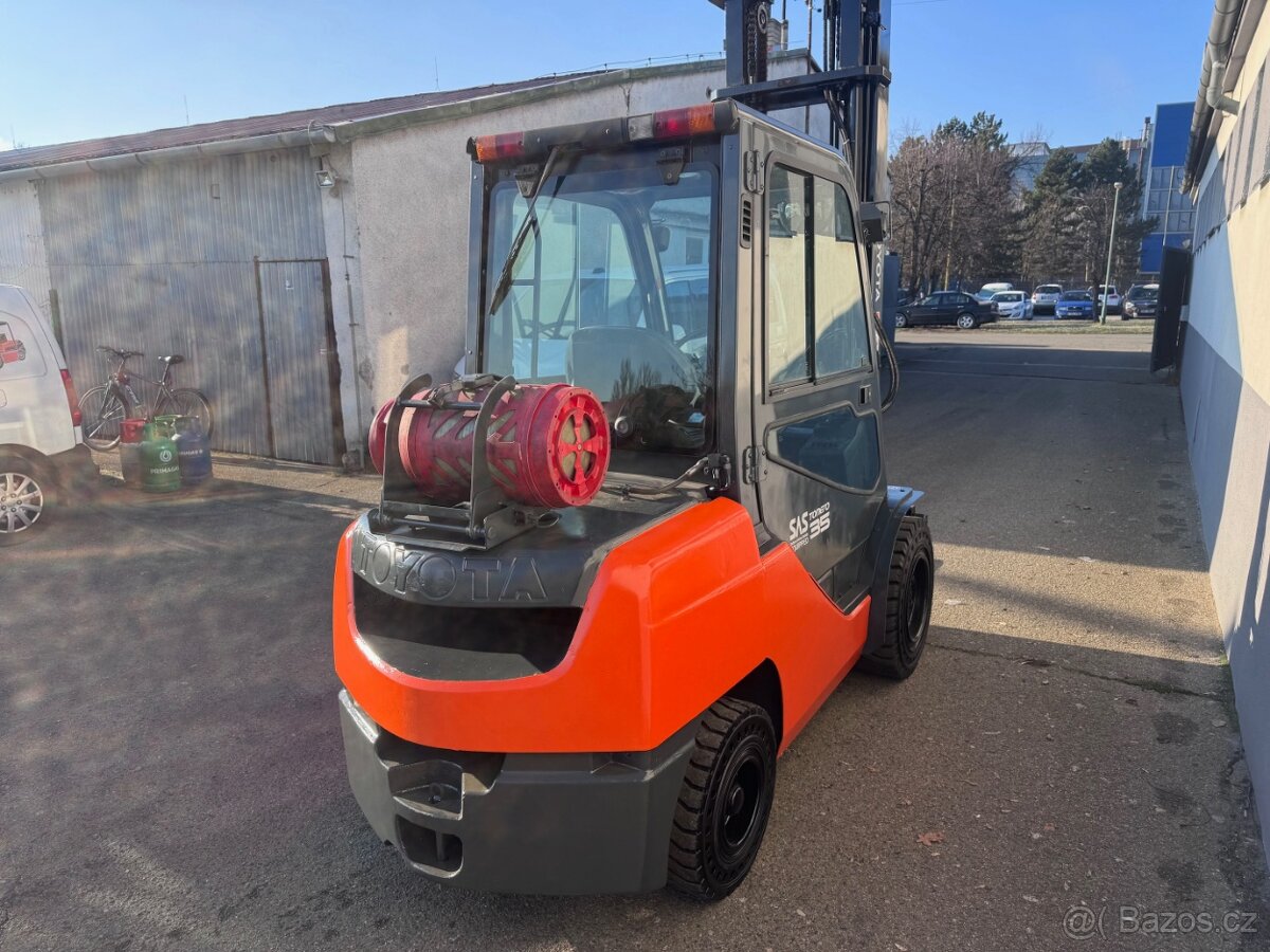 Vysokozdvižný vozík VZV Toyota 3,5t kabina LPG 4,5m - 7