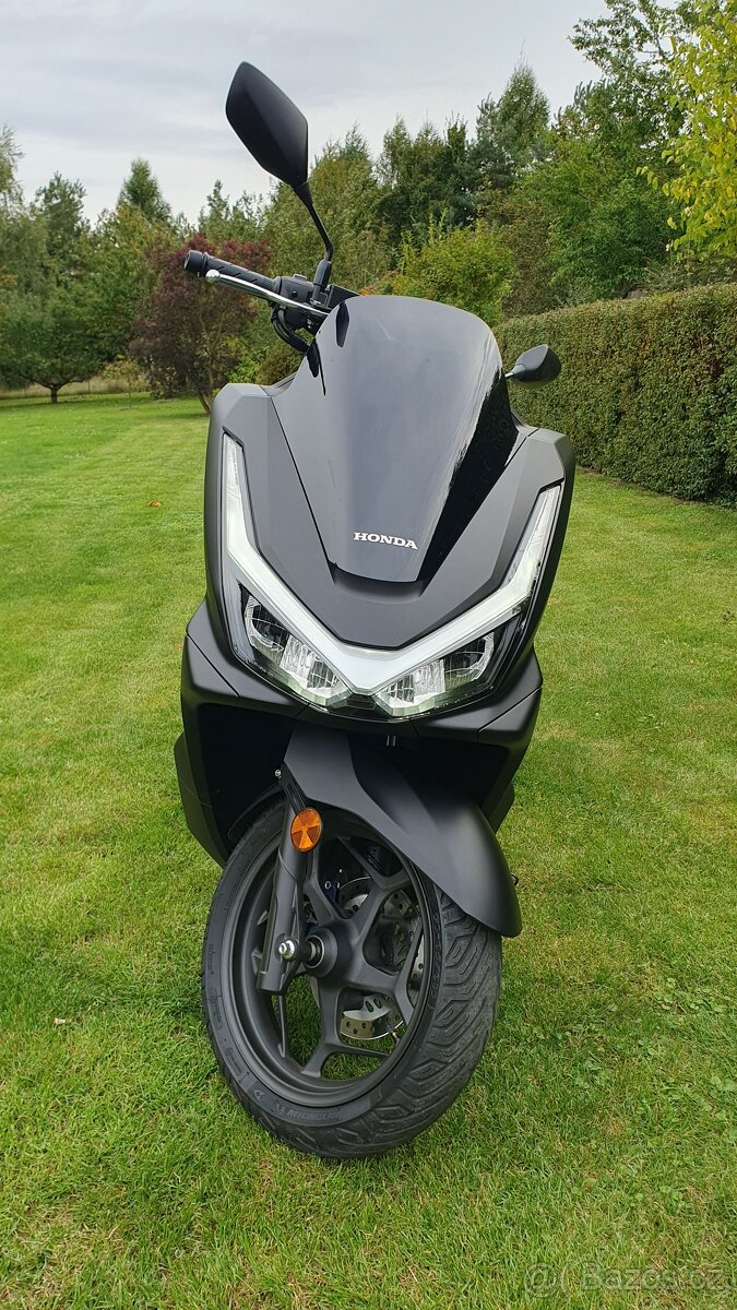 Půjčení skútru v Hradci Králové, zcela nová Honda PCX 125 - 7
