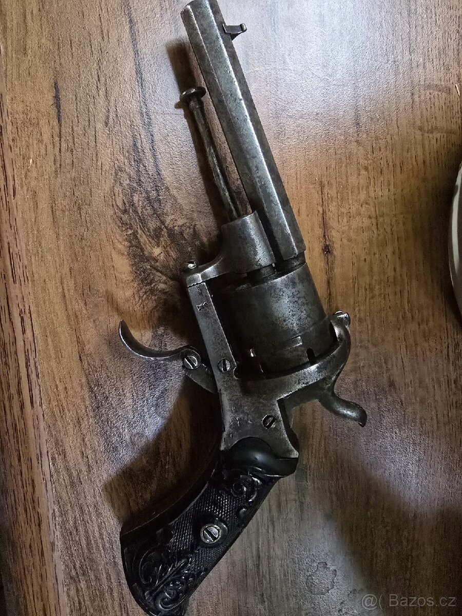 KRASNY STARY HISTORICKÝ REVOLVER 7MM - 7