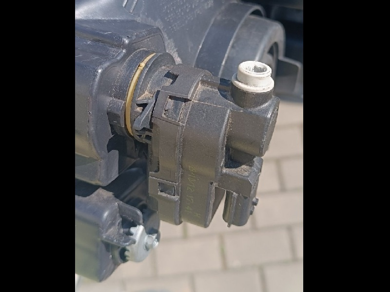 SUZUKI SX4 2006-2013 pravé a levé přední světlo. - 7