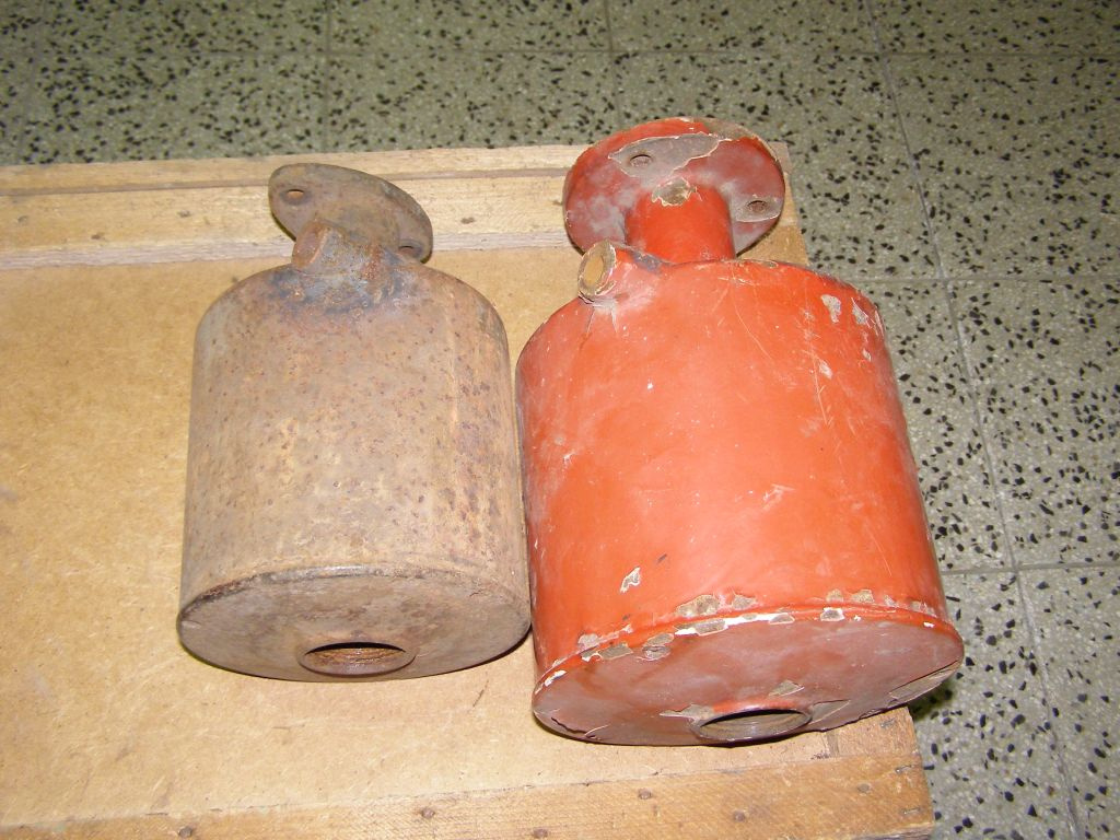 Prodám benzínové nádržky z motorů Lorenz - 7