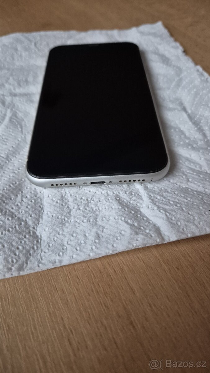 iPhone XR 128Gb + nabíječka + ochraná skla - 7