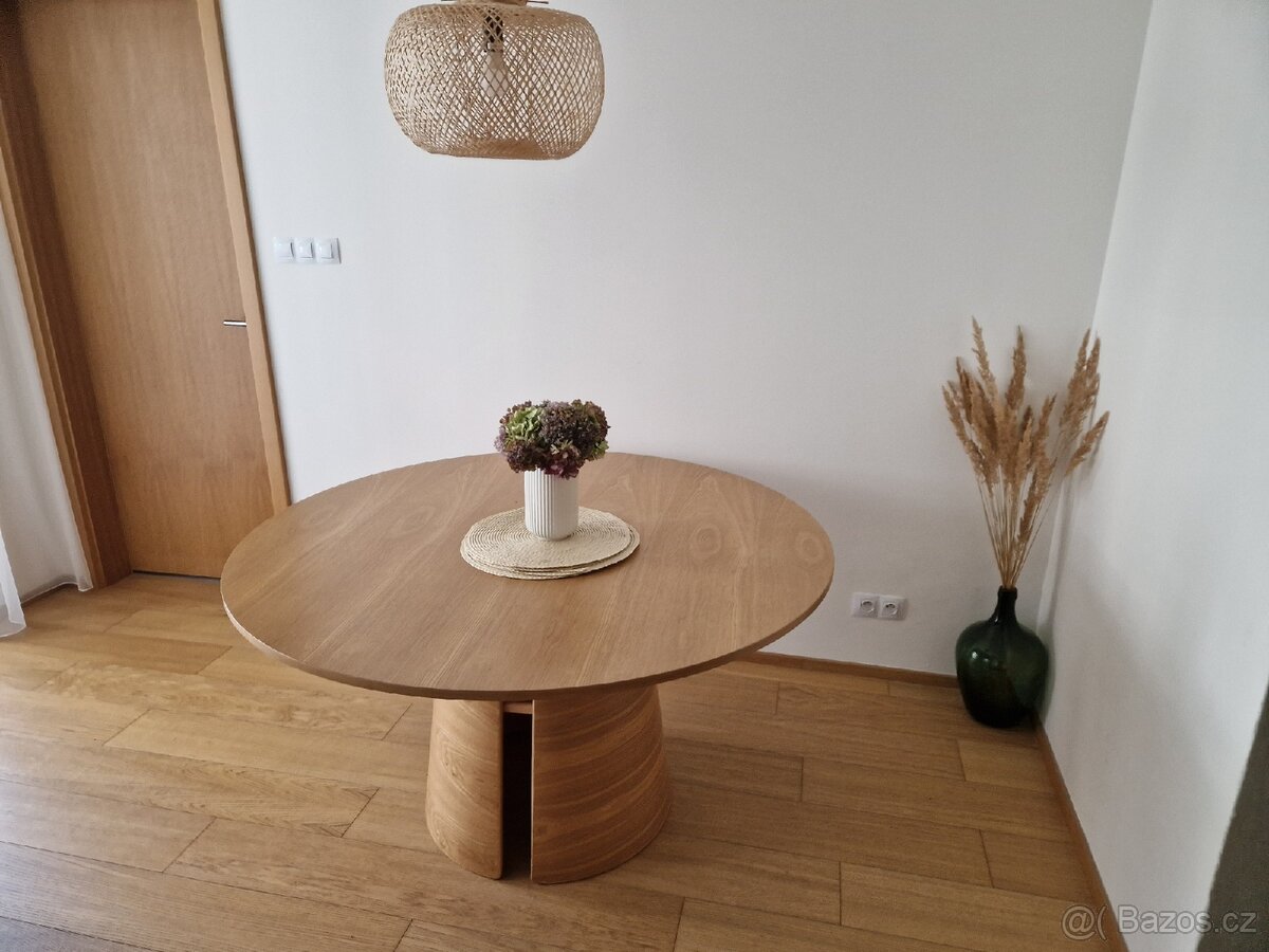 Jídelní kulatý stůl Teulat 137cm - 7