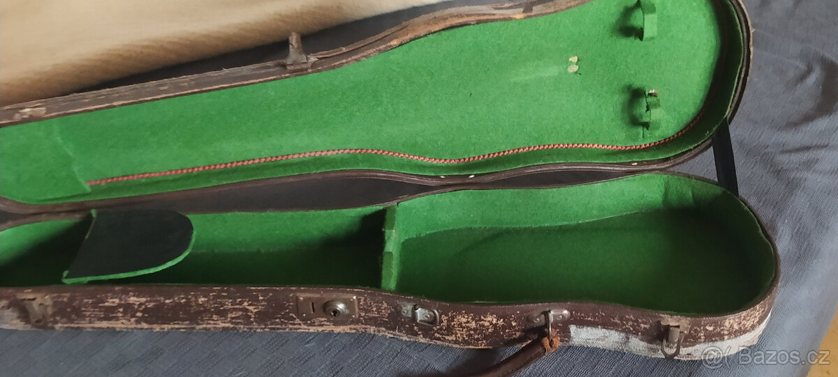 Staré housle a staré pouzdro - 7