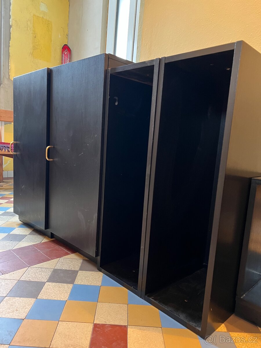 Skříňky a stůl za odvoz - 7