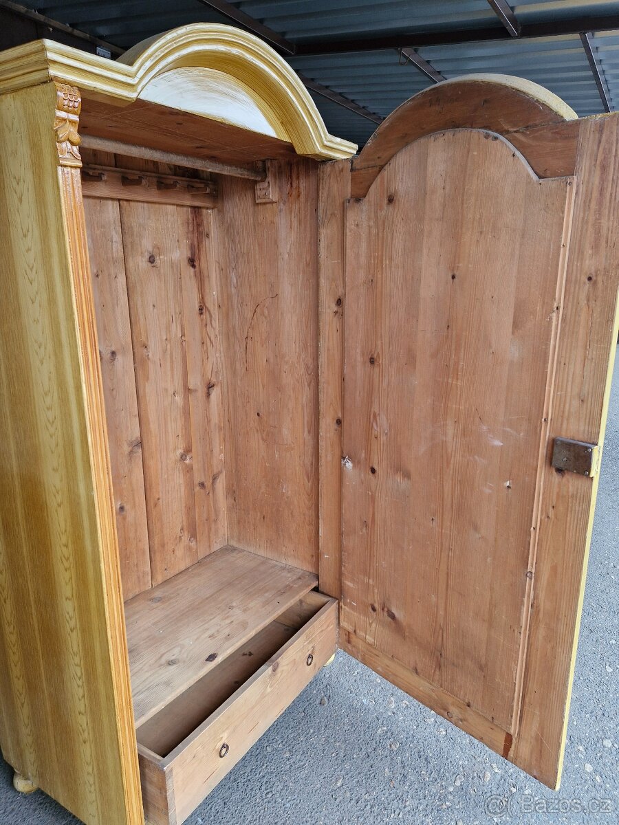 Staré skříně a komoda - 7