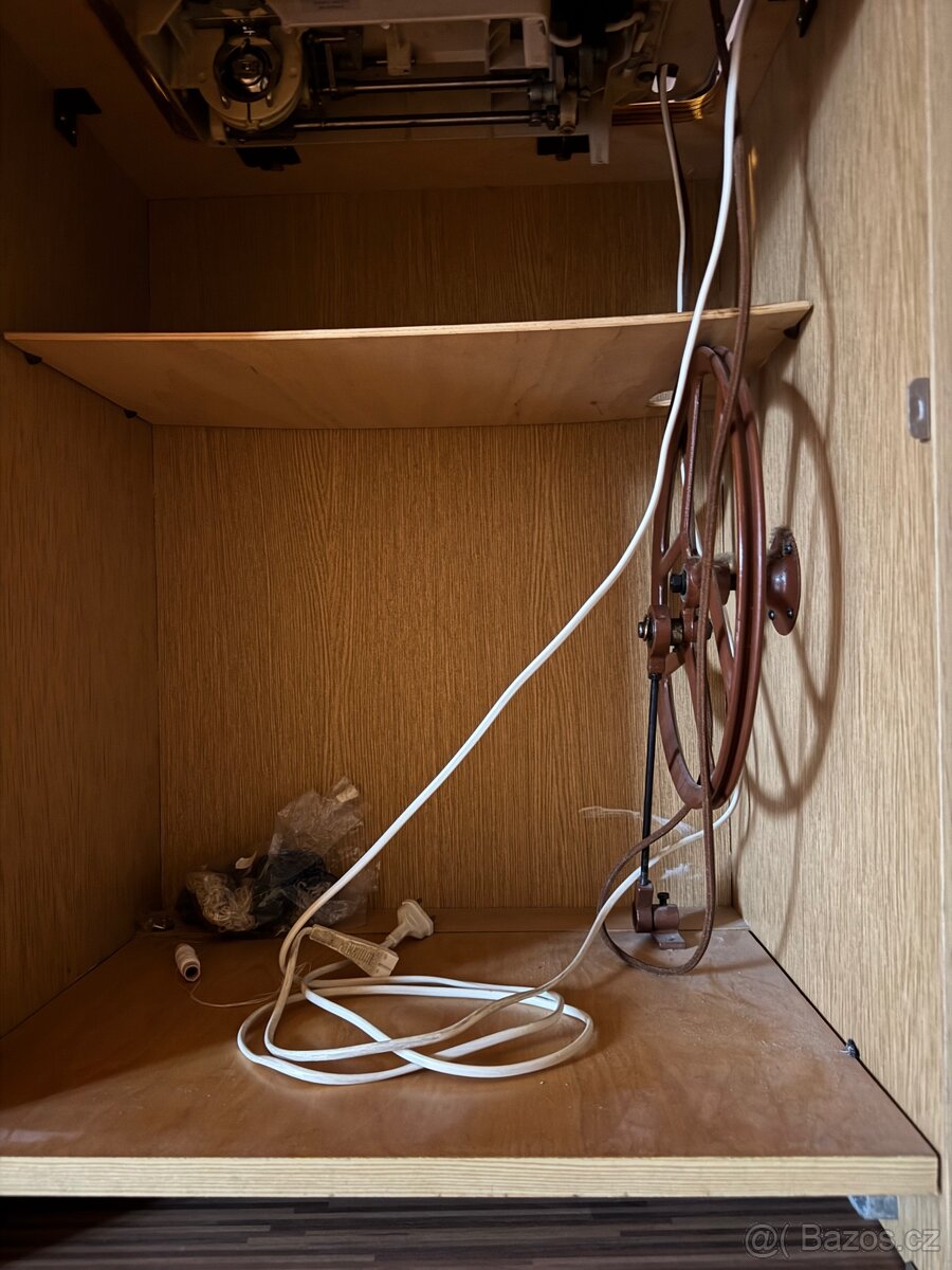 Retro skříňový šicí stroj Lucznik 438 - 7