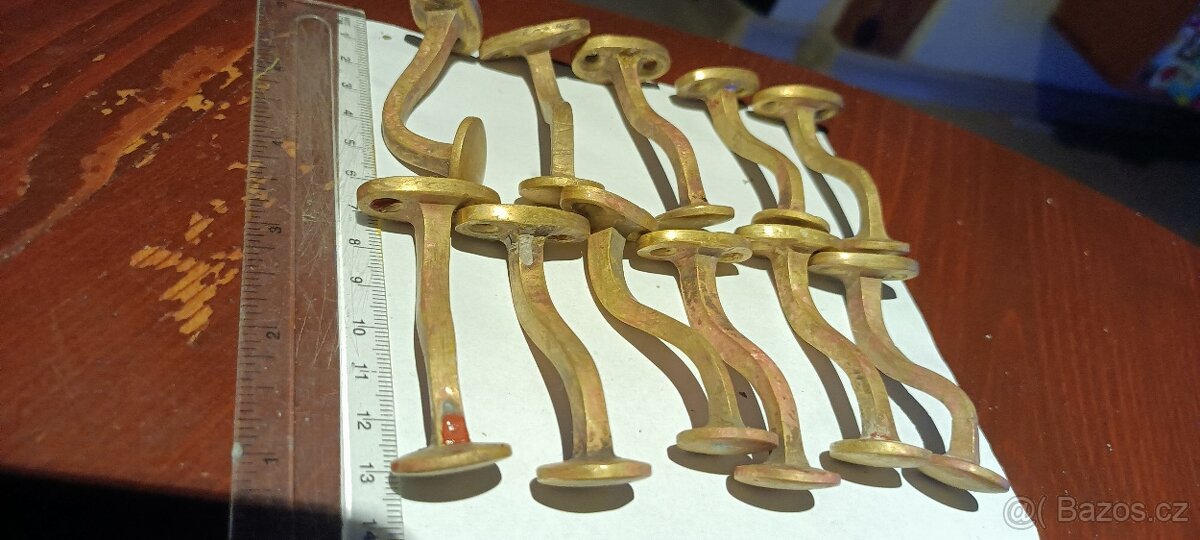 Mosazné kování ,meziokenní zarážky 11ks. - 7