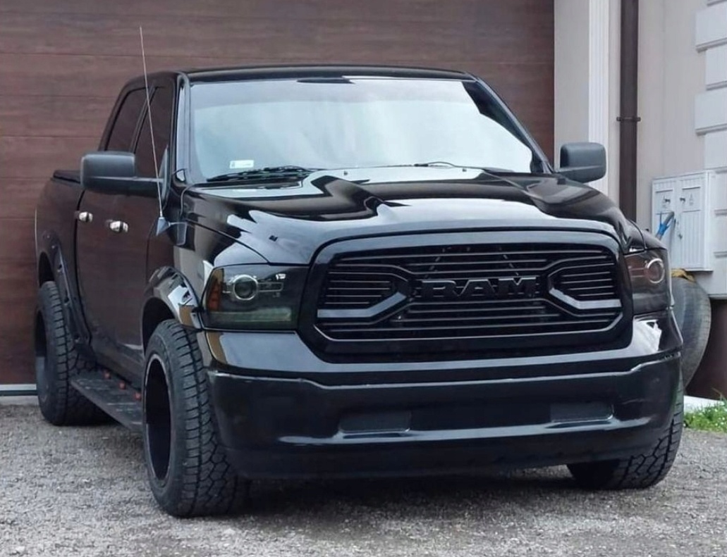 DODGE RAM 1500 2013-2018 ČERNÁ LESKLÁ MASKA + EMBLÉM NOVÁ - 7