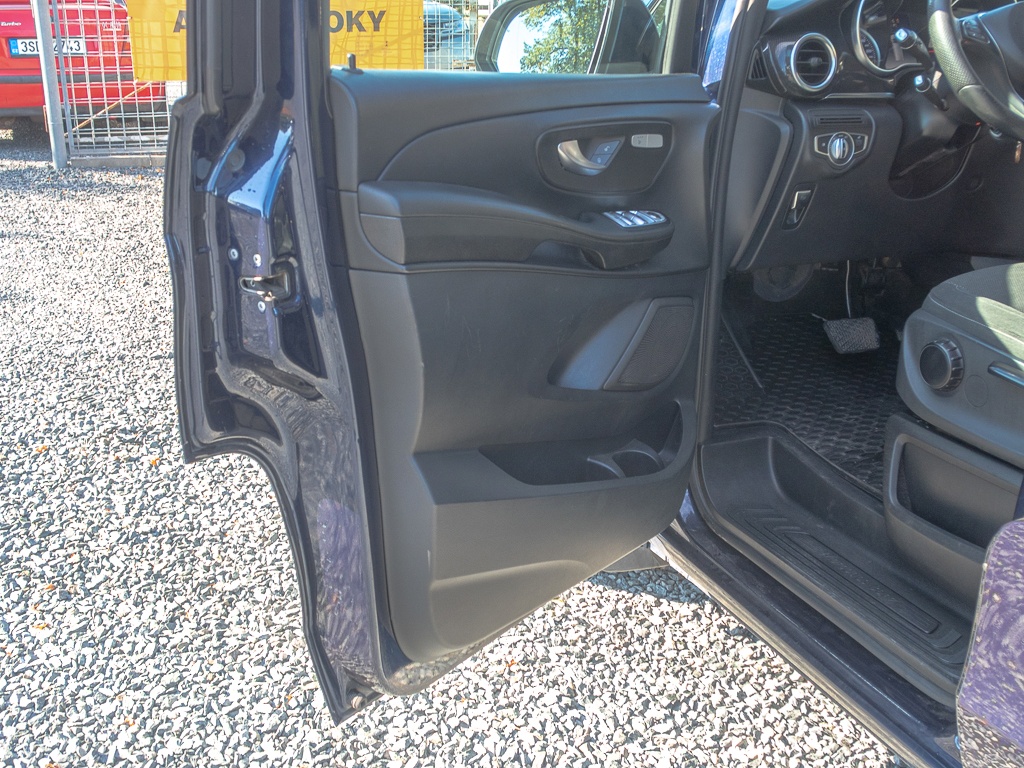 Mercedes-Benz ČR 220D MAT NAVI – 7 sedadel - 7