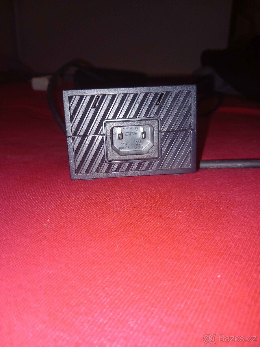 Prodám Xbox One bundle konzole + 2 ovladače + 10 her + Kinec - 7