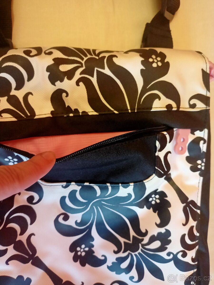 černá taška přes rameno se vzorem na boku - 7