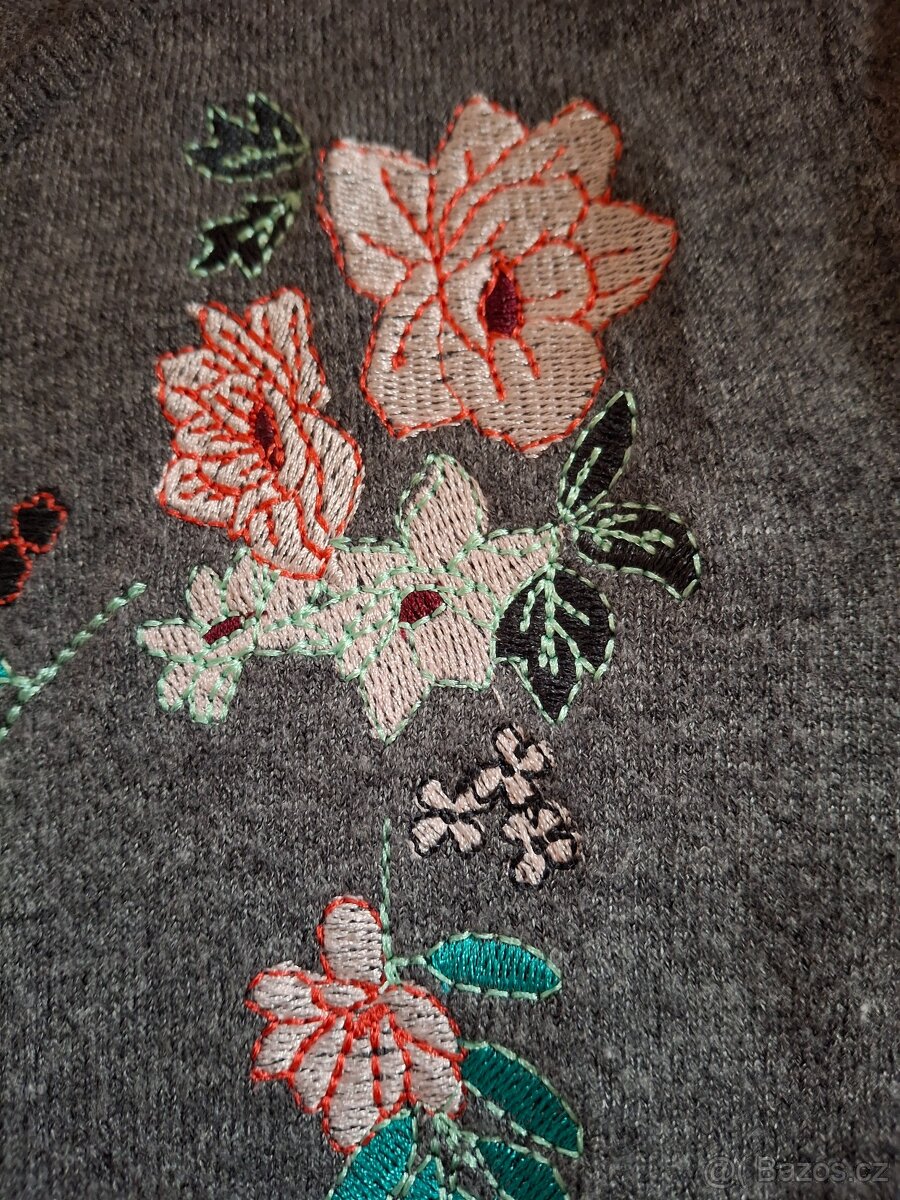 Slabší úpletové šaty s výšivkou - 7