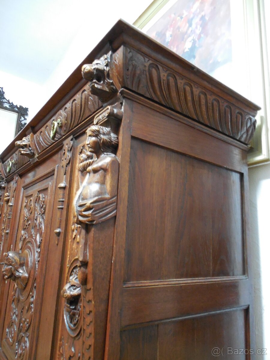 Vyřezávaná skříňka komoda - 7
