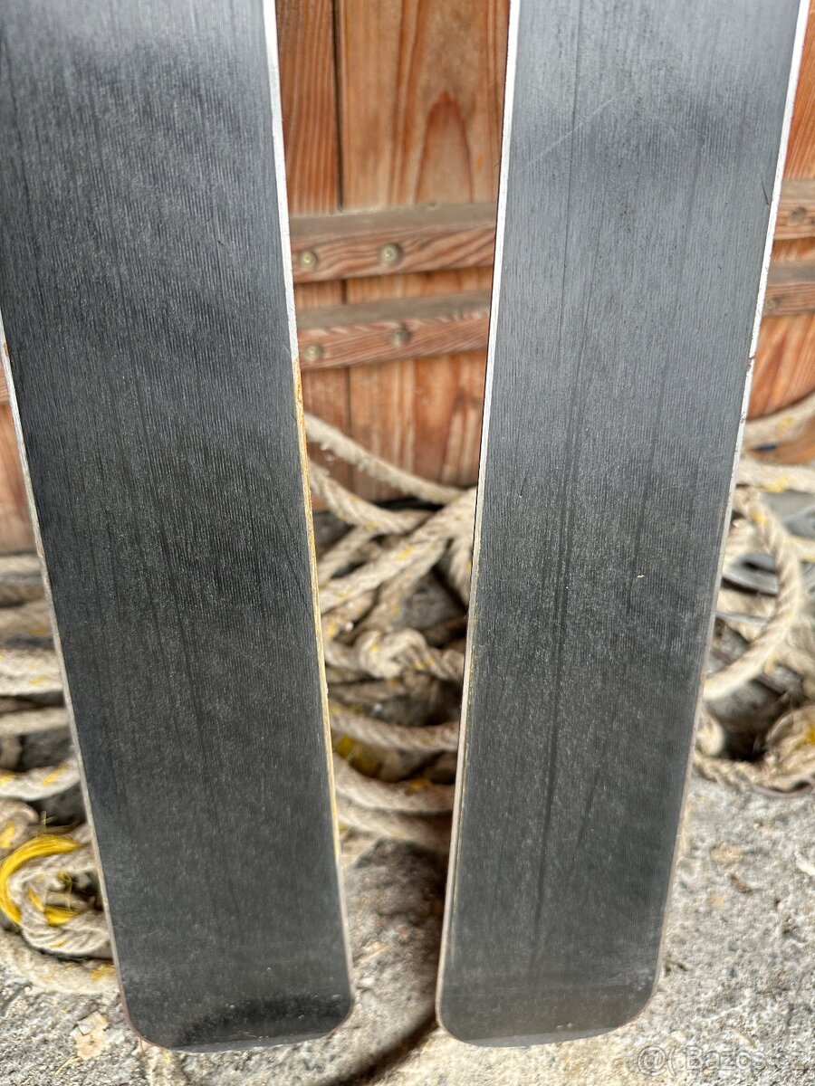 Sjezdové lyže červené v hezkém stavu - 7