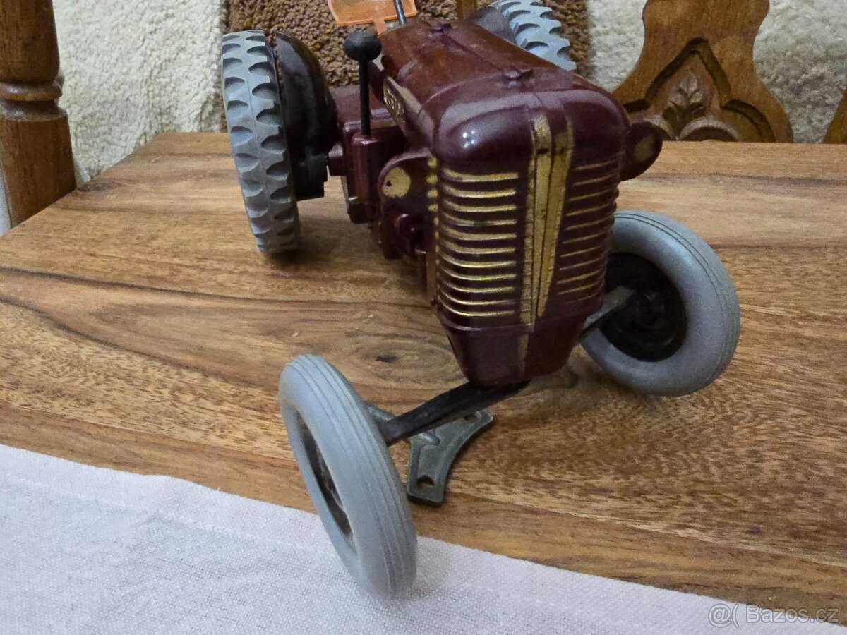 KRASNY BAKELIT TRAKTOR ZETOR 25 KLIČEK S KRABICÍ - 7