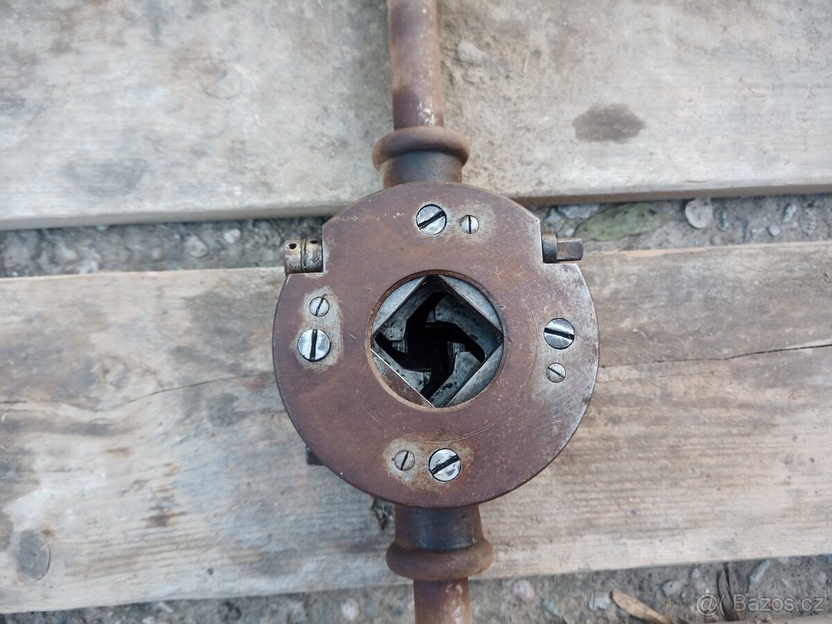 Svěrák Pionýr a závitník - 7