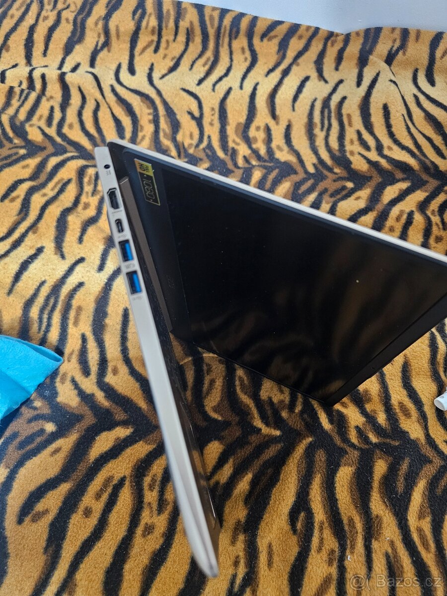 Kovový notebook Acer Swift 1 - 7
