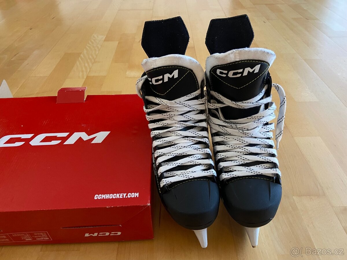 Boty Mustang a Crocs, brusle CCM - 7