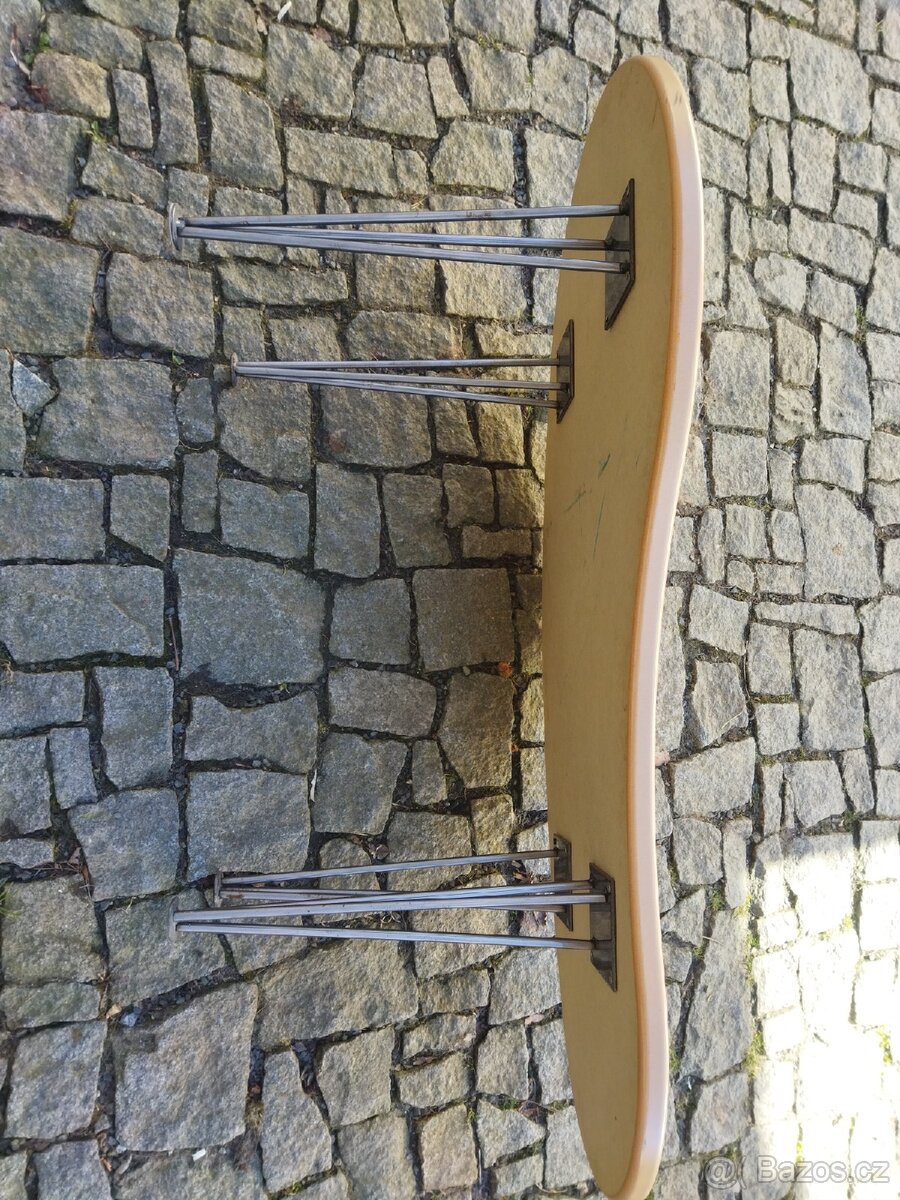 Stolek, lampa, židličky - 7