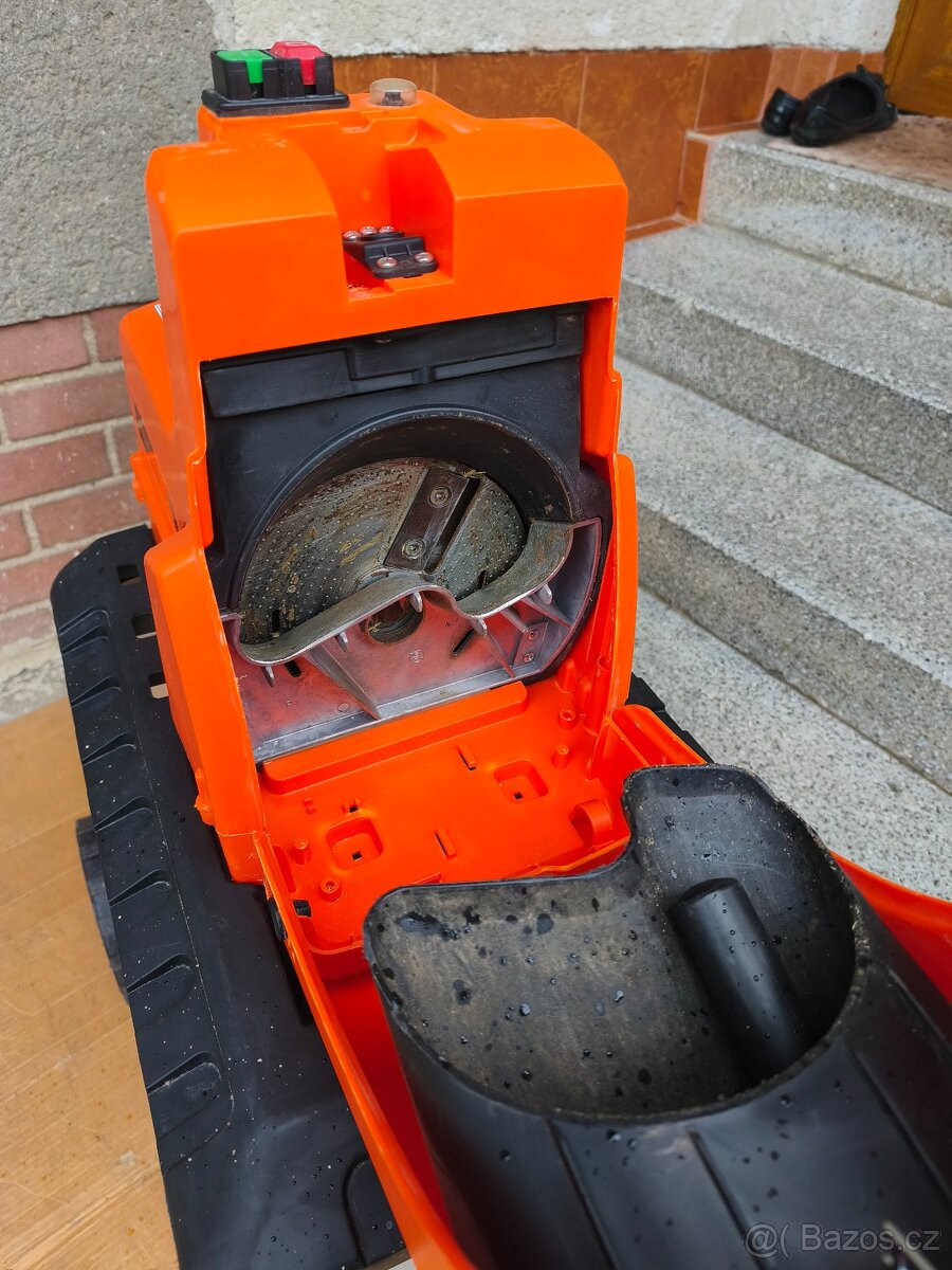 Prodám elektrický Zahradní drtič Powercut 2500.. - 7