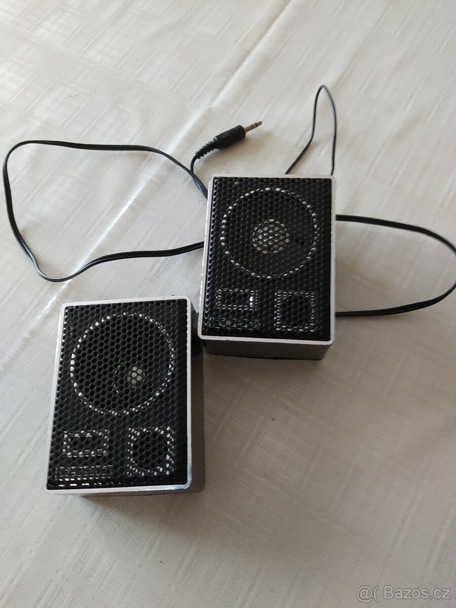 vyřezávaná polička - dřevo, kbelíčky, stereo - 7