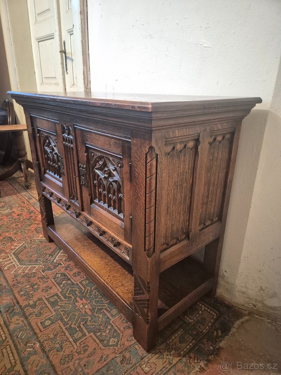 Komoda v gotickém stylu z masivního dubu - 7