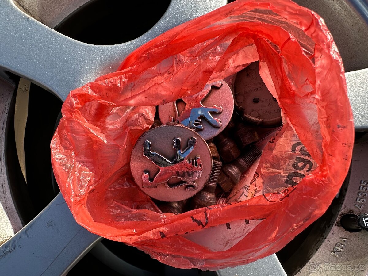 Alu kola Peugeot obutá zimní pneu - 7