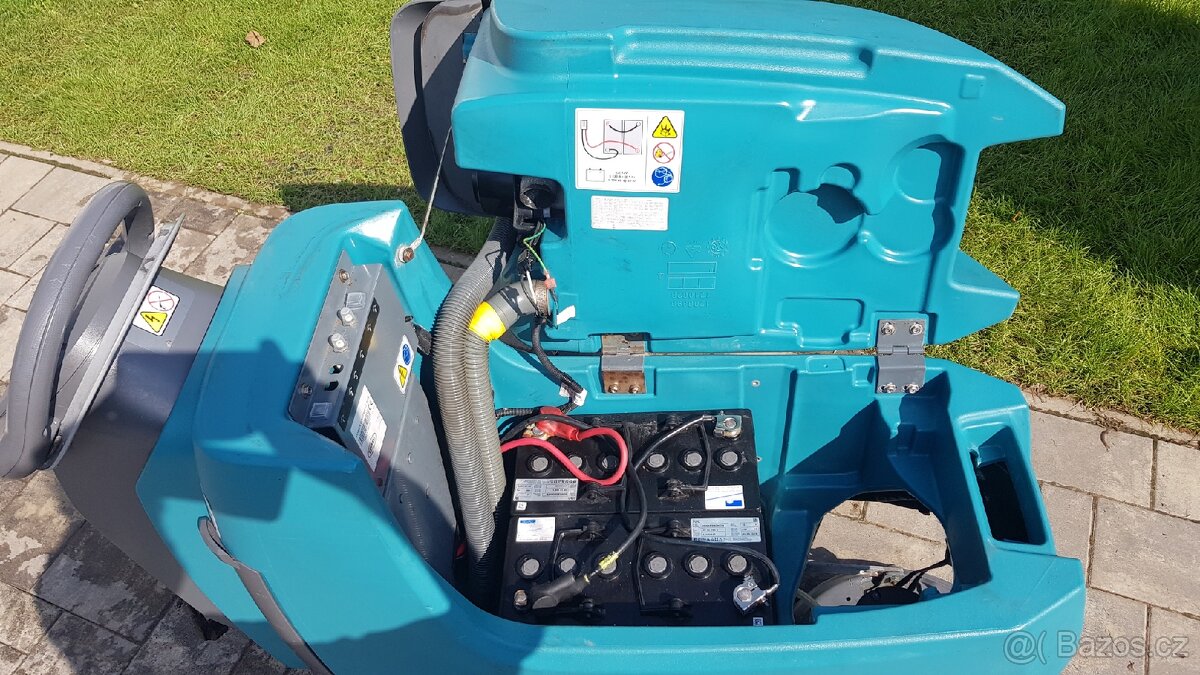 Podlahový mycí stroj TENNANT T300e - 7