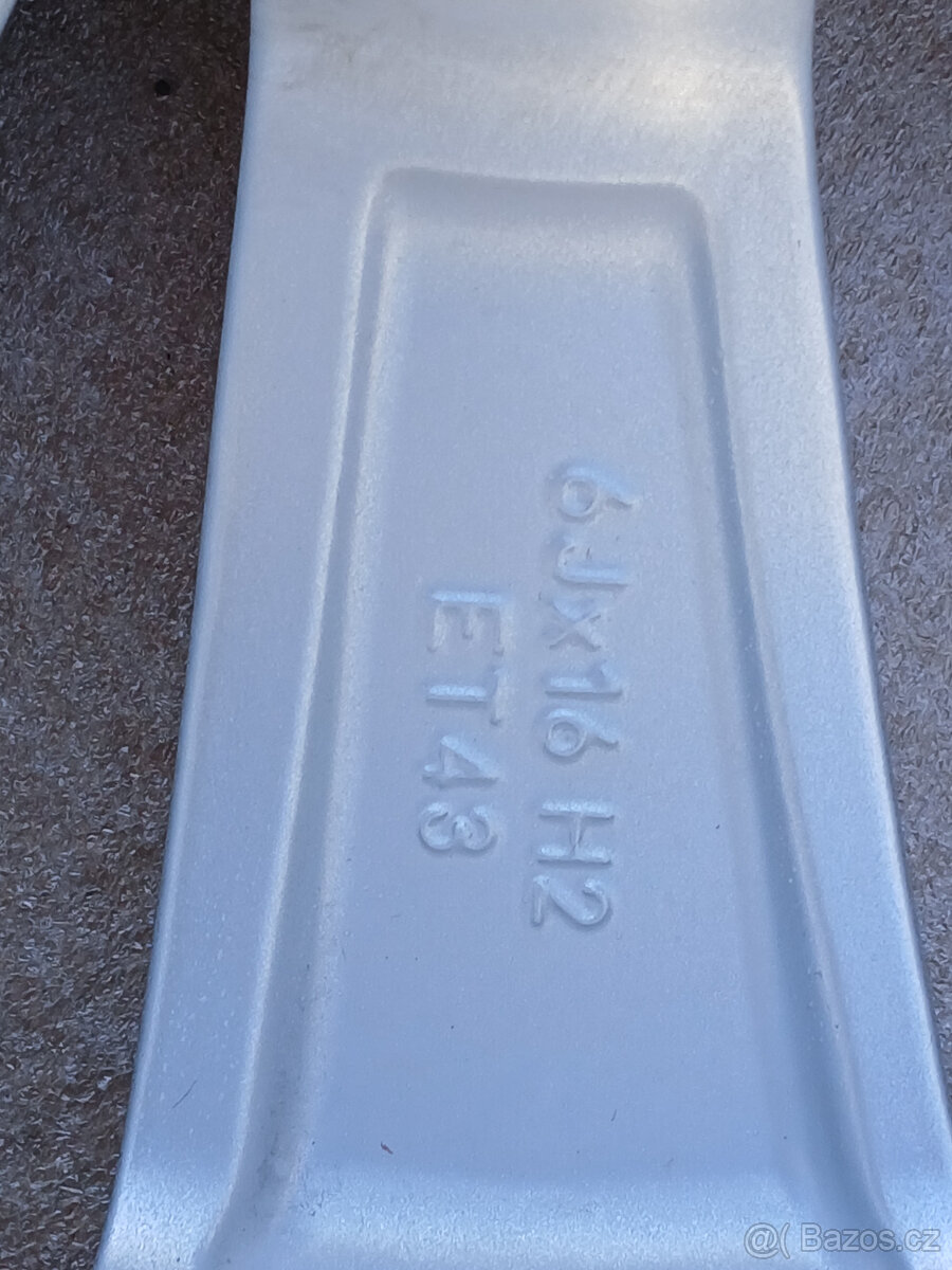 Pěkná nová zimní orig alu kola Škoda Karoq 215/60/16 - 7