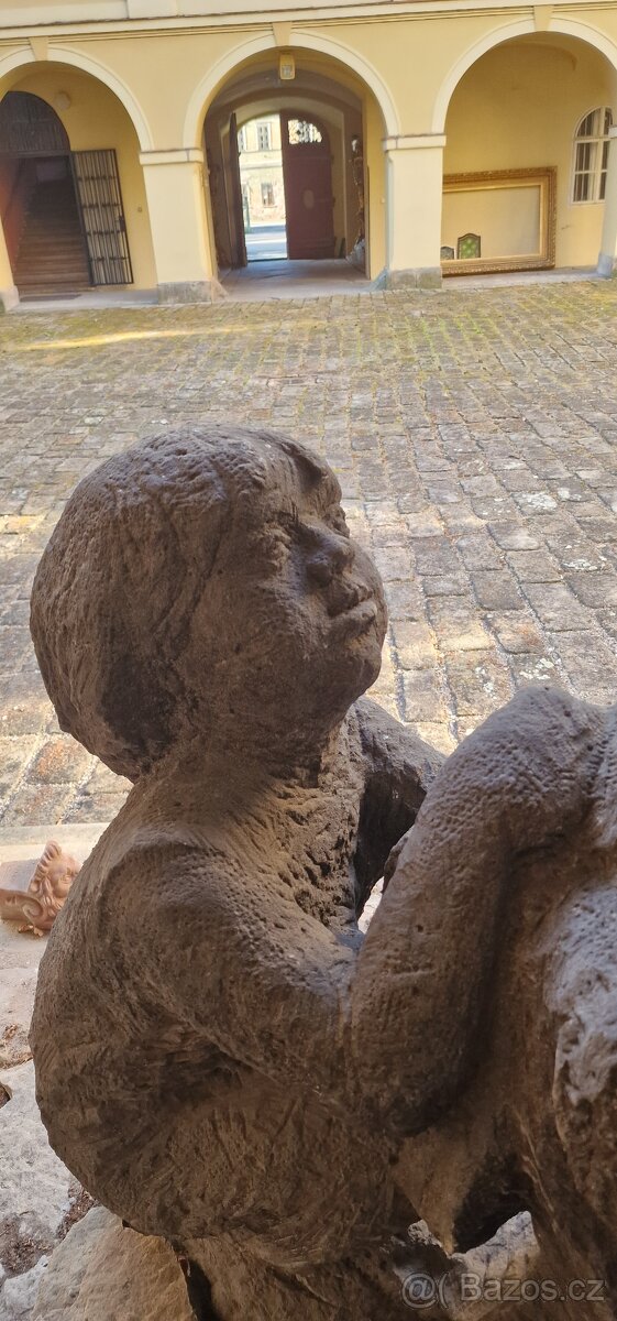 Obří pískovcové sousoší „Matka s dítětem” z období první rep - 7